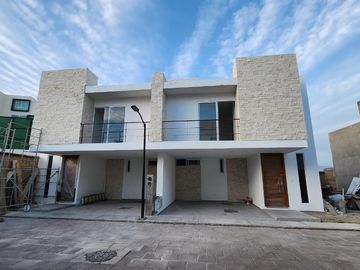 CASA EN VENTA EN LA CARCAÑA MOMOXPAN ATRAS DE CENTRO COMERCIAL LA EXPLANADA