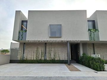 Casa, 3 recámaras, roof, cuarto de servicio. Cumbres del Lago - VENTA