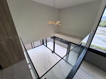 Casa, 3 recámaras, roof, cuarto de servicio. Cumbres del Lago - VENTA
