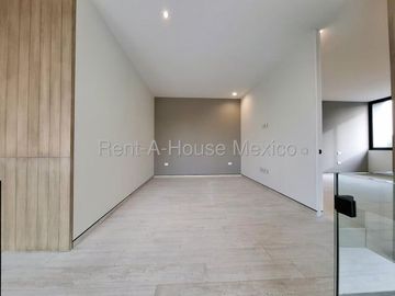 Casa, 3 recámaras, roof, cuarto de servicio. Cumbres del Lago - VENTA