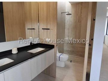 Casa, 3 recámaras, roof, cuarto de servicio. Cumbres del Lago - VENTA