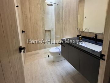 Casa, 3 recámaras, roof, cuarto de servicio. Cumbres del Lago - VENTA