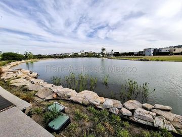 Casa, 3 recámaras, roof, cuarto de servicio. Cumbres del Lago - VENTA