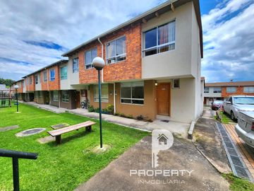 Casa ESQUINERA en venta 3 dormitorios La Moya Conocoto Valle de los Chillos Crédito BIESS