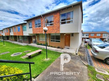 Casa ESQUINERA en venta 3 dormitorios La Moya Conocoto Valle de los Chillos Crédito BIESS