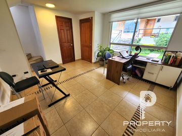 Casa ESQUINERA en venta 3 dormitorios La Moya Conocoto Valle de los Chillos Crédito BIESS