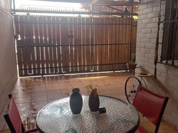 Vende Casa 3 dorm. Barrio Las Rosas