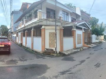Dijual Rumah Hoek di Tanjung Duren 2,5 Lantai Siap Huni Kondisi Bagus Jalan Lebar