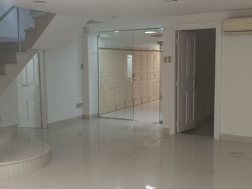 Dijual Rumah Hoek di Tanjung Duren 2,5 Lantai Siap Huni Kondisi Bagus Jalan Lebar
