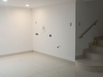 Dijual Rumah Hoek di Tanjung Duren 2,5 Lantai Siap Huni Kondisi Bagus Jalan Lebar