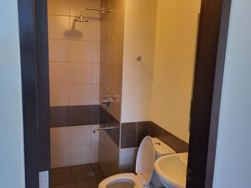 Good Deal 2 Bedroom 2BR Unit for Sale in Axis Residences Mandaluyong City