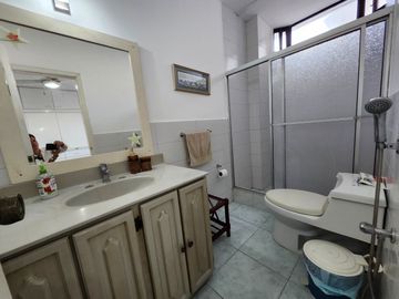 Departamento en venta con vista a la playa y al puerto de Manta, muy cerca del Mall del Pacifico