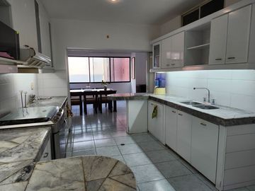 Departamento en venta con vista a la playa y al puerto de Manta, muy cerca del Mall del Pacifico