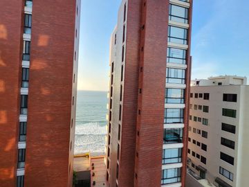 Departamento en venta con vista a la playa y al puerto de Manta, muy cerca del Mall del Pacifico