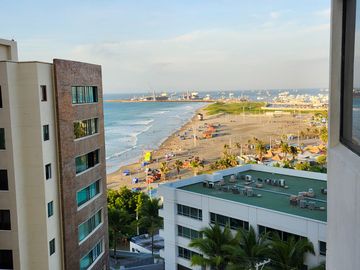 Departamento en venta con vista a la playa y al puerto de Manta, muy cerca del Mall del Pacifico