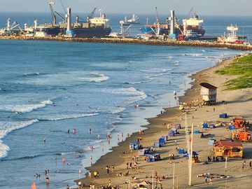 Departamento en venta con vista a la playa y al puerto de Manta, muy cerca del Mall del Pacifico