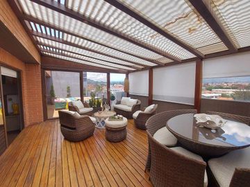 Penthouse duplex de lujo en venta. Cuenca. Ave Remigio tamariz estadio. Vista a la ciudad y al cajas terrazas