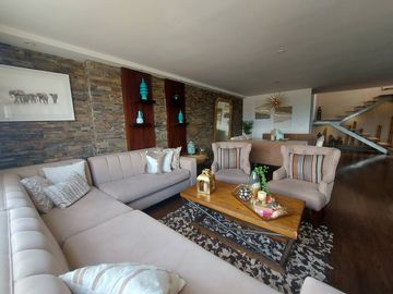 Penthouse duplex de lujo en venta. Cuenca. Ave Remigio tamariz estadio. Vista a la ciudad y al cajas terrazas