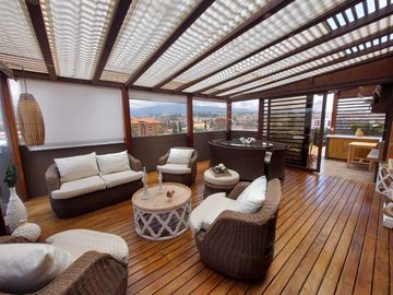 Penthouse duplex de lujo en venta. Cuenca. Ave Remigio tamariz estadio. Vista a la ciudad y al cajas terrazas