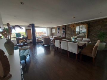 Penthouse duplex de lujo en venta. Cuenca. Ave Remigio tamariz estadio. Vista a la ciudad y al cajas terrazas