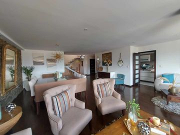 Penthouse duplex de lujo en venta. Cuenca. Ave Remigio tamariz estadio. Vista a la ciudad y al cajas terrazas