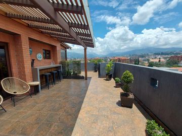 Penthouse duplex de lujo en venta. Cuenca. Ave Remigio tamariz estadio. Vista a la ciudad y al cajas terrazas