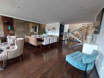 Penthouse duplex de lujo en venta. Cuenca. Ave Remigio tamariz estadio. Vista a la ciudad y al cajas terrazas