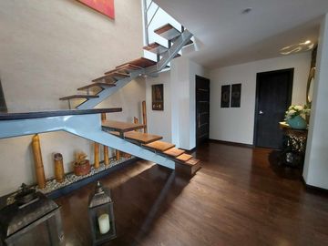 Penthouse duplex de lujo en venta. Cuenca. Ave Remigio tamariz estadio. Vista a la ciudad y al cajas terrazas