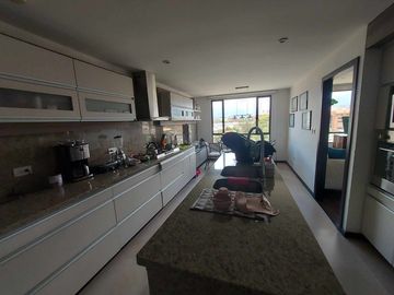 Penthouse duplex de lujo en venta. Cuenca. Ave Remigio tamariz estadio. Vista a la ciudad y al cajas terrazas