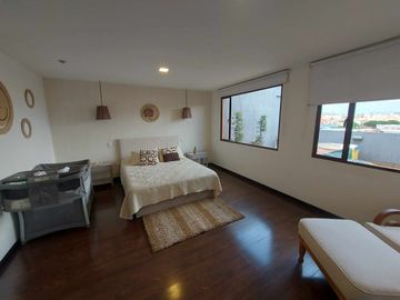 Penthouse duplex de lujo en venta. Cuenca. Ave Remigio tamariz estadio. Vista a la ciudad y al cajas terrazas