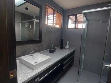 Penthouse duplex de lujo en venta. Cuenca. Ave Remigio tamariz estadio. Vista a la ciudad y al cajas terrazas