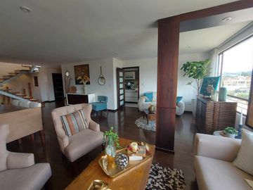 Penthouse duplex de lujo en venta. Cuenca. Ave Remigio tamariz estadio. Vista a la ciudad y al cajas terrazas