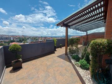 Penthouse duplex de lujo en venta. Cuenca. Ave Remigio tamariz estadio. Vista a la ciudad y al cajas terrazas