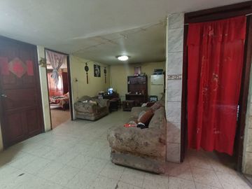 Casa en venta, en plena avenida El Olivar. Callao