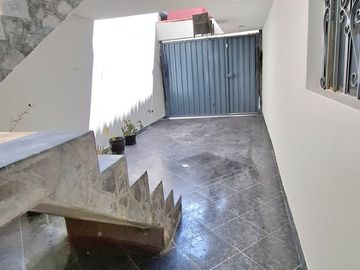 SE ALQUILA AMPLIA CASA EN SURCO - URB. SAGITARIO!!!