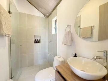 Venta lote con 2 cabañas, (AIrbnb)