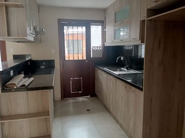 CASA DENTRO DE EXCLUSIVO CONJUNTO EN CENTRO NORTE QUITO