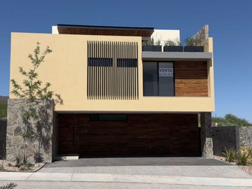 Casa ATHENA: No solo es moderna, es un refugio donde cada rincón invita a disfrutar, a crear recuerdos, a vivir plenamente.