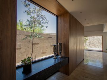 Casa ATHENA: No solo es moderna, es un refugio donde cada rincón invita a disfrutar, a crear recuerdos, a vivir plenamente.