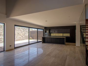 Casa ATHENA: No solo es moderna, es un refugio donde cada rincón invita a disfrutar, a crear recuerdos, a vivir plenamente.