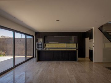 Casa ATHENA: No solo es moderna, es un refugio donde cada rincón invita a disfrutar, a crear recuerdos, a vivir plenamente.