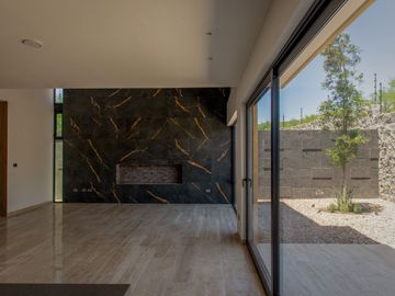 Casa ATHENA: No solo es moderna, es un refugio donde cada rincón invita a disfrutar, a crear recuerdos, a vivir plenamente.