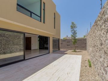 Casa ATHENA: No solo es moderna, es un refugio donde cada rincón invita a disfrutar, a crear recuerdos, a vivir plenamente.