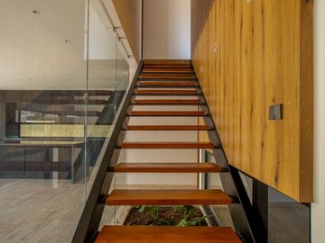 Casa ATHENA: No solo es moderna, es un refugio donde cada rincón invita a disfrutar, a crear recuerdos, a vivir plenamente.