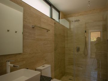 Casa ATHENA: No solo es moderna, es un refugio donde cada rincón invita a disfrutar, a crear recuerdos, a vivir plenamente.