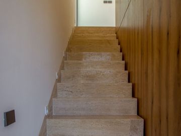 Casa ATHENA: No solo es moderna, es un refugio donde cada rincón invita a disfrutar, a crear recuerdos, a vivir plenamente.
