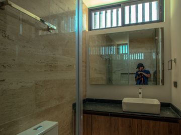 Casa ATHENA: No solo es moderna, es un refugio donde cada rincón invita a disfrutar, a crear recuerdos, a vivir plenamente.