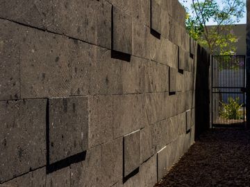Casa ATHENA: No solo es moderna, es un refugio donde cada rincón invita a disfrutar, a crear recuerdos, a vivir plenamente.