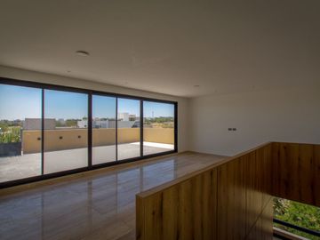 Casa ATHENA: No solo es moderna, es un refugio donde cada rincón invita a disfrutar, a crear recuerdos, a vivir plenamente.