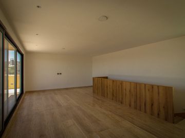 Casa ATHENA: No solo es moderna, es un refugio donde cada rincón invita a disfrutar, a crear recuerdos, a vivir plenamente.